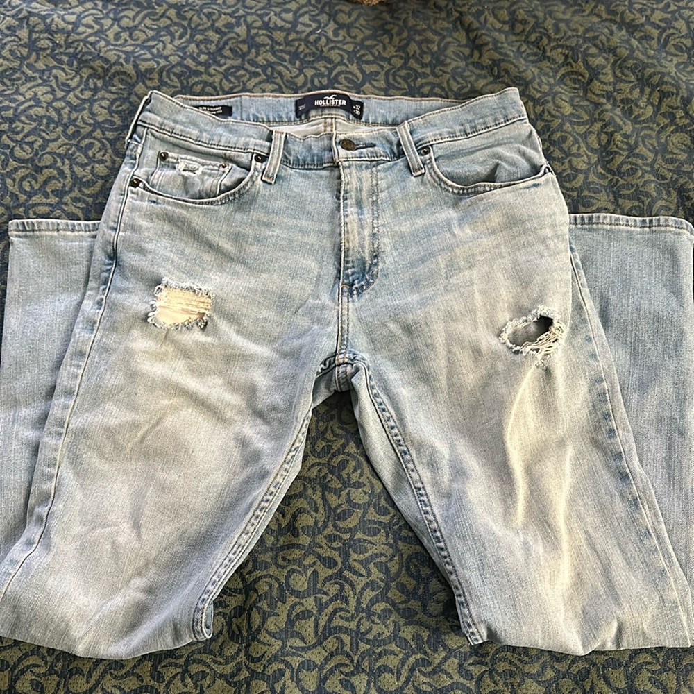 Hollister distressed jeans 👖 in good shape